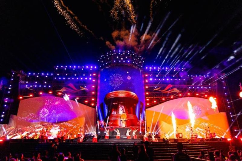 Khán giả hòa trong không gian nghệ thuật La Tiên Show - The Cội